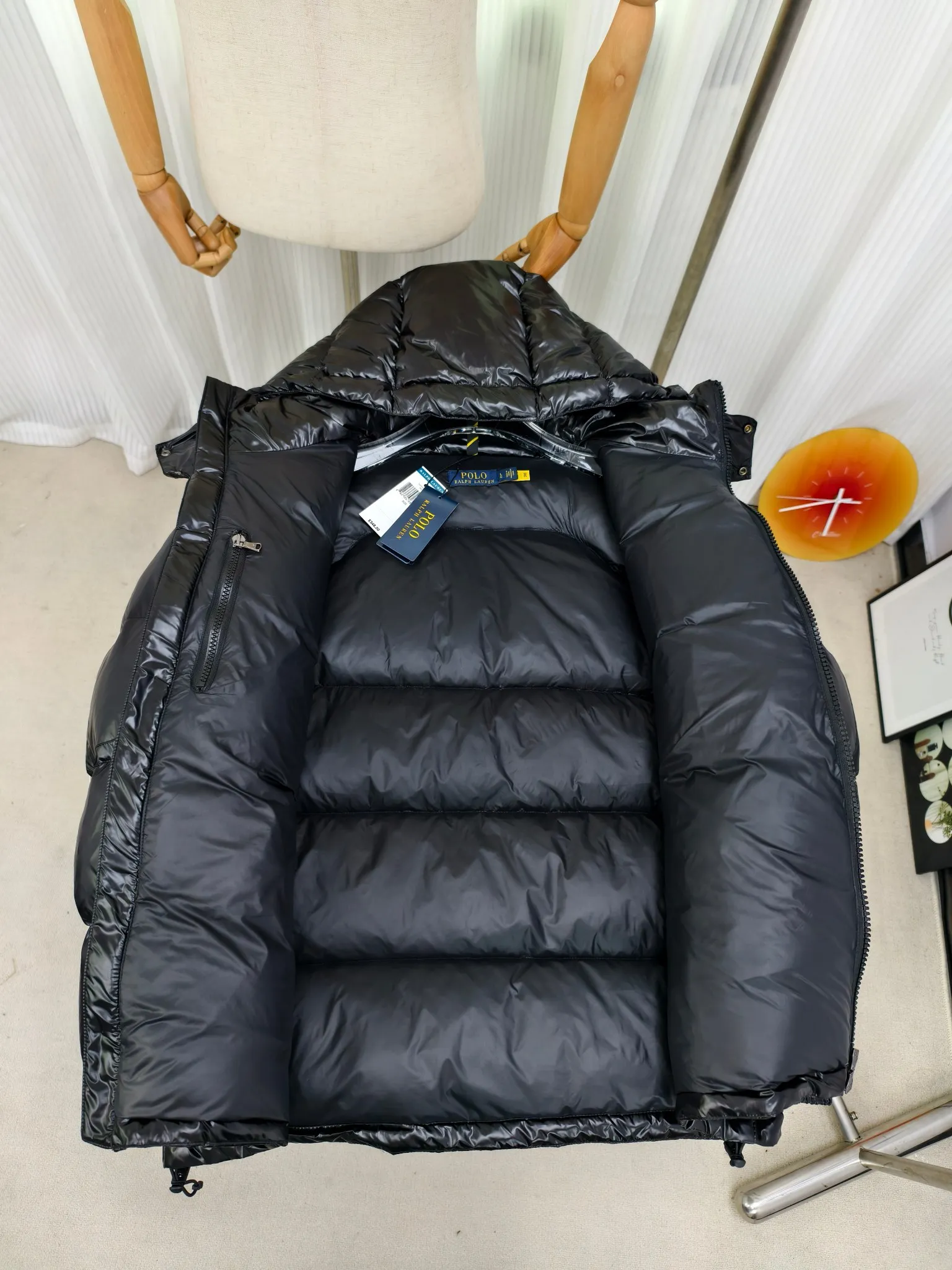 P840 Polo Ralph Lauren 2025 pony embroidered glossy half-turtle collar down jacket, neatly cut to create a smart posture, return to the hustle and bustle of the city. Filled with white duck down, it is warm and comfortable without being bulky, without losing personality and looking low-key! It has a certain sense of hierarchy! Original custom fabric. With a certain sense of color Color: bright black Size: XS-2XL